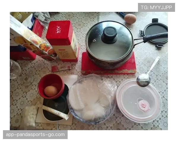 杨力维家的冰箱里居然塞满了蛋白粉和冰块，连瓶可乐都找不到