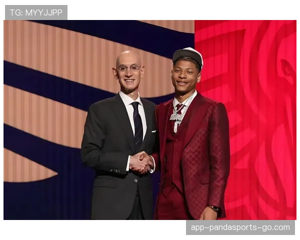 乔·杜马斯无球跑动提升投篮效率 拉开防守空间助攻增多