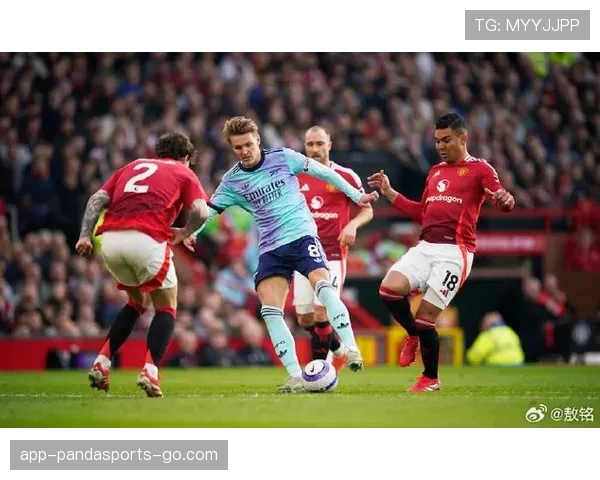 曼联中场失衡致攻防转换失控，赛季走势面临严峻考验