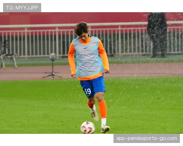 山东泰山中场缺少关键连接点，组织推进受阻影响进攻流畅性