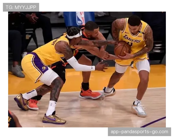 一秒之差即违规：篮球场上的“防守三秒违例”到底如何判定？